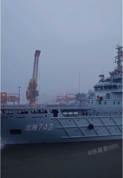 Chiếc tàu kéo 743 có lượng giãn nước lên tới 6.000 tấn, dài 110m, rộng 16m - kích thước được coi là lớp tàu kéo lớn nhất của Hải quân Trung Quốc và đứng trong hàng top tàu cứu hộ - tàu kéo lớn nhất thế giới.