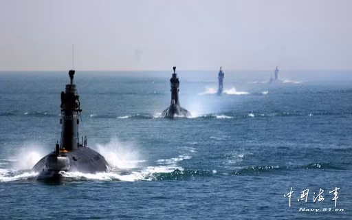 Mặc dù đang sở hữu lực lượng tàu ngầm đông đảo nhất khu vực châu Á, hàng đầu thế giới, nhưng tàu ngầm Trung Quốc vẫn khiến giới phân tích nghi ngờ về tính an toàn, độ tin cậy của chúng. Đặc biệt là đối với lực lượng tàu ngầm hạt nhân vốn khá kín tiếng.