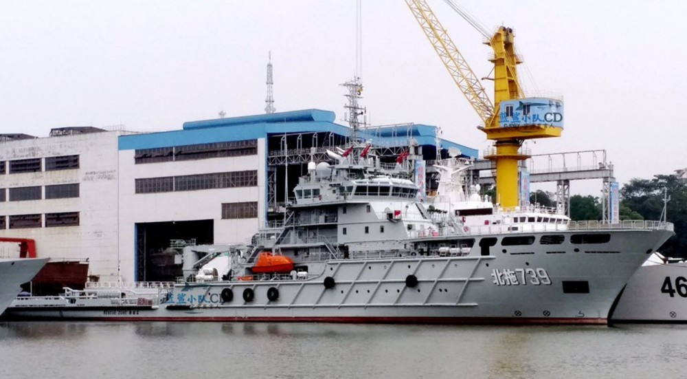 Mạng xã hội Trung Quốc mới đây đăng tải các hình ảnh mới nhất về chiếc tàu kéo cứu hộ Bei Tuo 743 đang được chế tạo cho Hải quân Trung Quốc tại nhà máy đóng tàu Hoàng Phố, Quảng Châu. Đây là chiếc thứ 2 thuộc lớp tàu cùng tên Bei Tuo, chiếc đầu tiên mang số hiệu 739 đã được biên chế năm 2017.