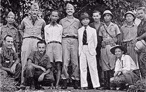 Dẫu vậy, khi lực lượng OSS Mỹ cử Biệt đội Con Nai (The Deer Team) vào giữa tháng 7/1945 tới Tân Trào để giúp Bác Hồ huấn luyện bộ đội chống phá Phát Xít Nhật, họ đã thực sự bất ngờ với đội du kích của ta vì trang bị quá lạc hậu, với toàn những súng hỏa mai thô sơ và số lượng ít vũ khí thu được từ quân Pháp. Người Mỹ quyết định viện trợ cho Việt Nam một số lượng nhỏ vũ khí bao gồm súng trường M1, Bazooka, súng cối M2 60mm và một số súng máy hạng nhẹ đủ để trang bị cho một đội 80 người. Đây là những vốn liếng vô cùng quý báu của bộ đội ta thời bấy giờ. Ảnh: Chủ tịch Hồ Chí Minh, Đại tướng Võ Nguyên Giáp và cán bộ chiến sĩ ta chụp hình lưu niệm cùng sĩ quan của Biệt đội Con Nai - Mỹ - Tư liệu.