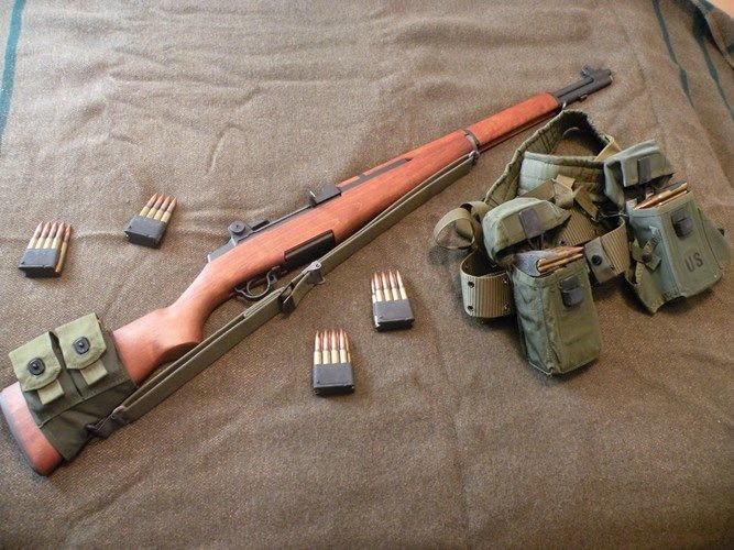 Súng trường bán tự động M1 Garand là vũ khí trang bị phổ biến cho binh sĩ quân đội Hoa Kỳ, phục vụ từ năm 1936 và là biểu tượng của nước Mỹ trong chiến tranh thế giới thứ 2. Súng do John Garand thiết kế và được sử dụng để thay thế hai mẫu súng trường M1903 Springfield và M1917 Enfield. Súng sử dụng một kẹp đạn với 8 viên có thể sử dụng hai loại đạn là 7.62x63mm và 7.62x51mm NATO (.308 Winchester) và được sản xuất với số lượng rất lớn, được sử dụng bởi cả Mỹ và Đồng minh. Ảnh: Súng trường M1 Garand của Mỹ.