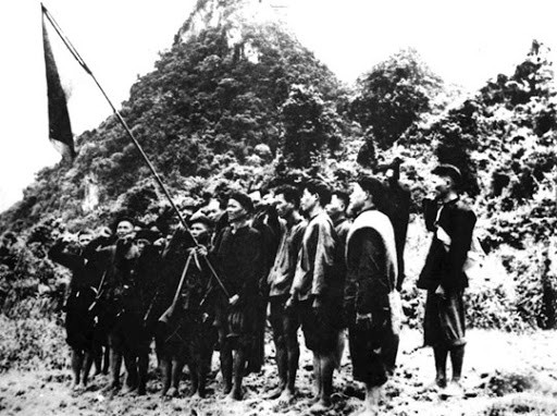 Đội với trang bị ban đầu gồm chỉ gồm 2 súng ngắn, 17 súng trường và 14 mã tấu. Sau trận ra quân đầu tiên, tiêu diệt đồn Phai Khắt và Nà Ngần ở tỉnh Cao Bằng vào cuối tháng 12/1944, Đội Việt Nam Tuyên truyền Giải phóng quân đã nâng quân số lên cấp đại đội, đồng thời tịch thu được số lượng vũ khí của quân Pháp. Ảnh: Đội Việt Nam Tuyên truyền Giải phóng quân những ngày đầu thành lập - Tư liệu.