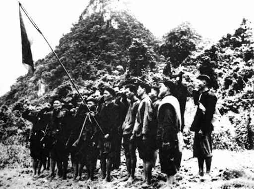 Đội với trang bị ban đầu gồm chỉ gồm 2 súng ngắn, 17 súng trường và 14 mã tấu. Sau trận ra quân đầu tiên, tiêu diệt đồn Phai Khắt và Nà Ngần ở tỉnh Cao Bằng vào cuối tháng 12/1944, Đội Việt Nam Tuyên truyền Giải phóng quân đã nâng quân số lên cấp đại đội, đồng thời tịch thu được số lượng vũ khí của quân Pháp. Ảnh: Đội Việt Nam Tuyên truyền Giải phóng quân những ngày đầu thành lập - Tư liệu.