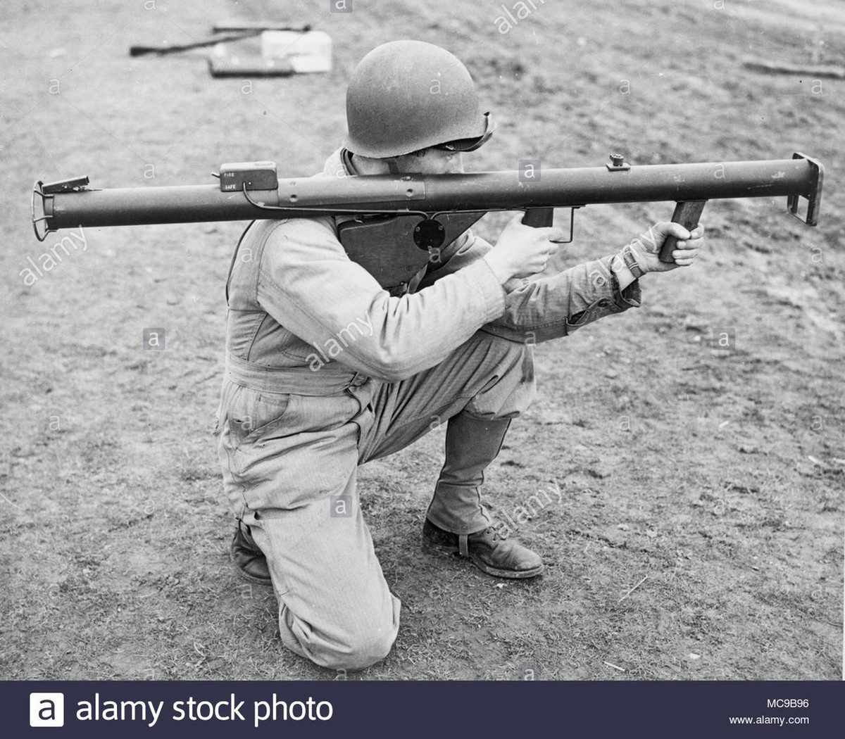 Và vũ khí có sức công phá mạnh nhất, quý giá nhất được Mỹ cung cấp cho bộ đội Việt Minh trước Cách mạng là súng Bazooka chuyên dùng để chống xe tăng, xe thiết giáp, boong ke, lô cốt,… của địch. Và cũng từ những nguyên mẫu mà Mỹ cho ta này, sang năm 1946 được giáo sư Trần Đại Nghĩa và cán bộ chiến sĩ Quân giới dựa vào, chế tạo có sức mạnh tương đương với súng của Mỹ, tạo bước đột phá rất lớn cho quân đội nước nhà trong Kháng chiến chống Pháp. Ảnh: Lính Mỹ sử dụng súng Bazooka.