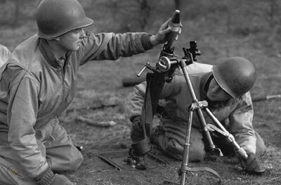 Súng cối hạng nhẹ M2 60mm là mẫu súng cối phổ biến của Mỹ trong chiến tranh thế giới thứ 2, là vũ khí hỗ nhẹ bộ binh hạng nhẹ tiêu chuẩn cấp đại đội. Súng sử dụng đạn cối cỡ 60mm với nhiều loại khác nhau như đạn nổ trùm, đạn HE, đạn khói phốt pho, đạn chiếu sáng,… Chúng đặc biệt được ưu thích vì dễ vận hành, nhẹ nhàng trong việc mang vác. Ảnh: Lính Mỹ vận hành cối hạng nhẹ M2 60mm - Tư liệu.