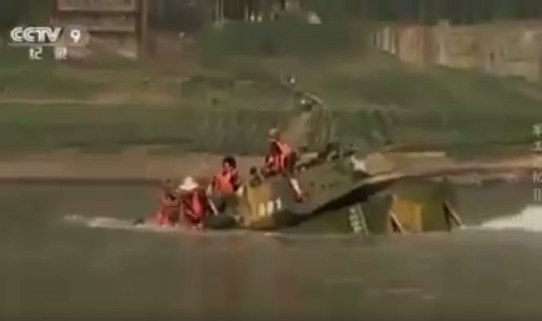 Xe tăng bơi ZTD-05 “chết đuối” chỉ sau ít phút thực hiện bài bơi khiến toàn bộ số kỹ sư trên xe hoảng sợ, rất may tất cả đều mặc áo phao.