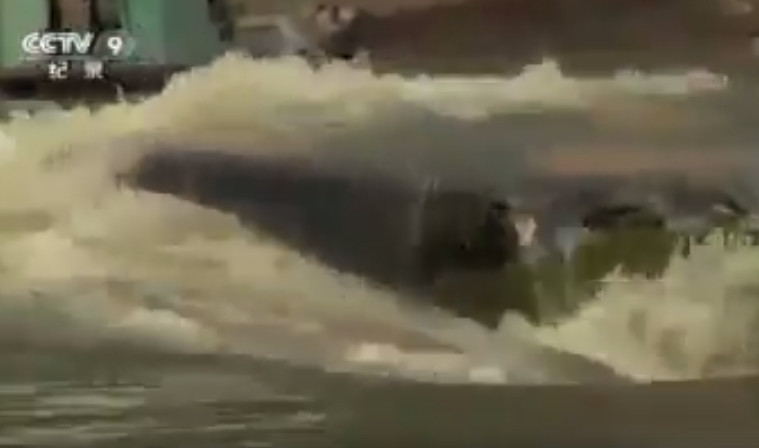 Đoạn video cho thấy trong quá trình di chuyển với tốc độ khá cao, nước đã tràn vào phần mũi chiếc ZTD-05 rồi lan tới các khoang lái ở đầu xe.