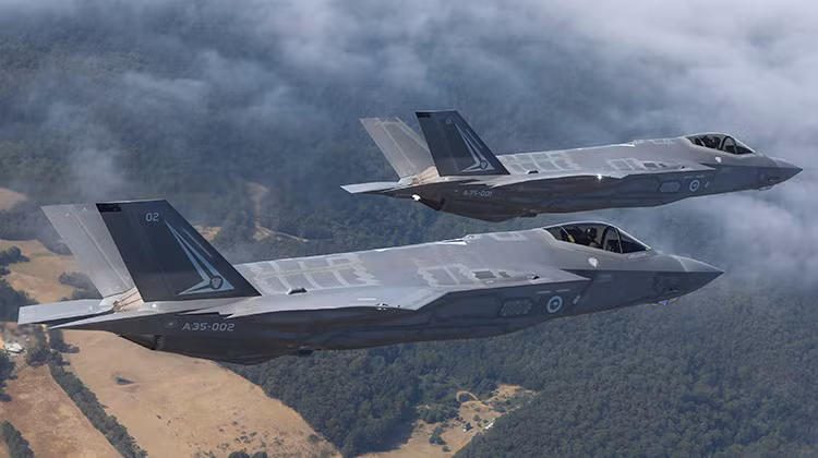 Vũ khí được lắp trên các máy bay F-35A của RAAF bao gồm các tên lửa không đối không ngoài tầm nhìn AIM-120-C7, tên lửa tầm ngắn AIM-9X Sidewinder và bom tiến công liên quân GBU-31; tất cả đều mang trong khoang vũ khí bên trong máy bay. Ảnh: Máy bay F-35A của RAAF - Nguồn: Wikipedia