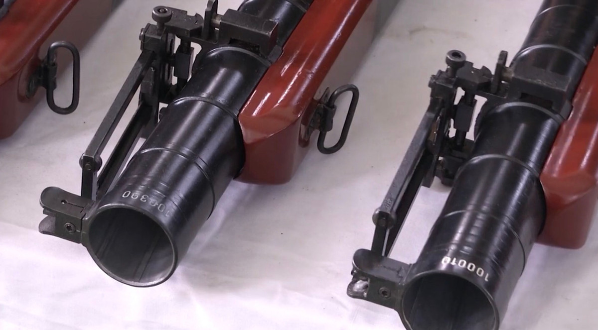 Nhận thấy điểm hiệu quả của M-79, sau năm 1975, Việt Nam đã thu được rất nhiều vũ khí chiến lợi phẩm loại này và tái trang bị cho chiến sĩ ta, hoạt động vô cùng hiệu quả trong cuộc chiến tranh biên giới Tây Nam và bảo vệ biên giới Phía Bắc. Chưa dừng lại ở đó, Quân đội ta tiếp tục nghiên cứu, tìm tòi và cho ra đời thiết kế M-79VN, được sản xuất bởi nhà máy Z-125 Tổng cục Công nghiệp Quốc phòng dựa trên thiết kế của Quân đội Mỹ. Ảnh: Súng phóng lựu M-79VN do nhà máy Z-125 chế tạo.