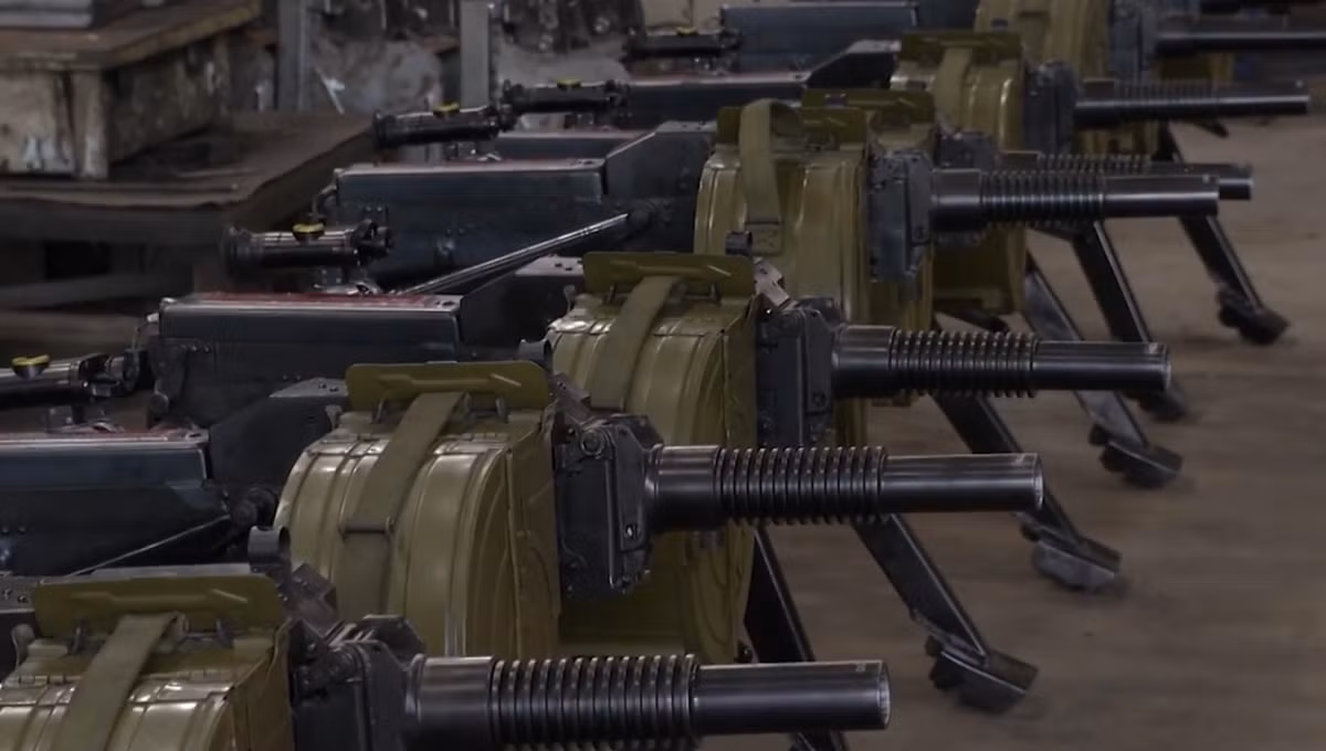 Có thể thấy rằng, với trình độ Công nghiệp Quốc phòng Việt Nam hiện nay, ta đã tự chủ chế tạo được tất cả các loại vũ khí cá nhân để biên chế cho chiến sĩ, cùng với đó là sản xuất nhiều khí tài hiện đại, hoả lực mạnh, hàm lượng công nghệ cao. Đây là bước phát triển vô cùng mạnh mẽ, một hướng đi tự chủ hiệu quả để có thể chủ động trong nguồn cung vũ khí, kiểm soát số lượng lẫn chất lượng, đảm bảo hiệu suất tiết kiệm kinh tế cũng như có thể chủ động nâng cấp khí tài, tăng khả năng tác chiến của người lính trên chiến trường. Ảnh: Súng phóng lựu AGS-17VN do nhà máy Z-125 chế tạo.