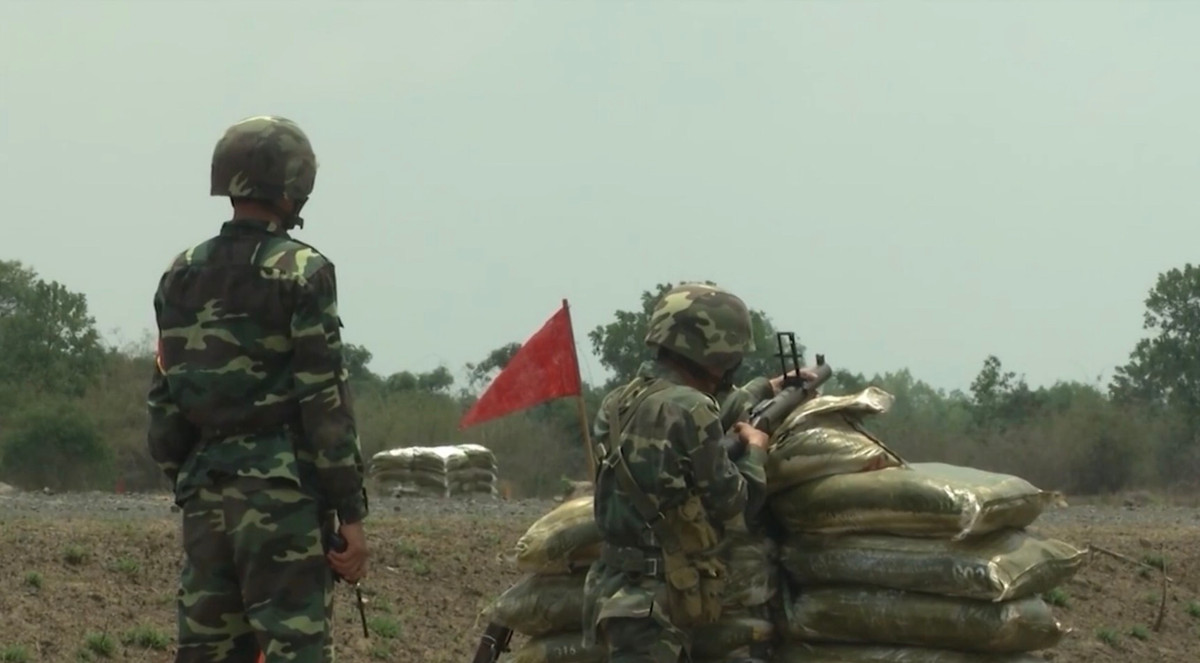 Đặc biệt, súng M-79VN do Việt Nam sản xuất sử dụng nòng làm bằng hợp kim thép vượt trội so với nòng làm bằng hợp kim nhôm của súng M-79 do Mỹ chế tạo. Điều này giúp súng có tuổi thọ nòng cao hơn, có thể sử dụng lâu hơn, phù hợp hơn với đặc thù khí hậu khắc nghiệt của Việt Nam, đảm bảo nâng cao hơn nữa hệ số kỹ thuật của súng. Ảnh: Chiến sĩ tác xạ với súng M-79VN do nhà máy Z-125 chế tạo.