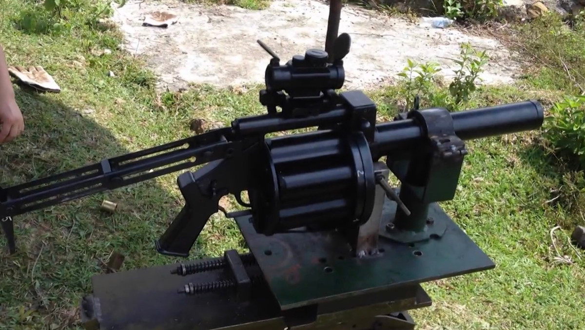 Súng sử dụng cơ chế bắn bán tự động với một ổ xoay có thể nạp một lần 6 đạn lựu cỡ 40x46mm chuẩn NATO đồng bộ với M-79VN, ngoài ra còn được trang bị ray Picatinny để có thể gắn kính ngắm quang học, nâng cao đáng kể khả năng tác xạ chính xác mục tiêu của súng. Tại các cuộc bắn thử nghiệm cấp Bộ Quốc phòng, SPL-6 đều cho kết quả cực tốt và đang được Việt Nam hướng tới cả thị trường xuất khẩu. Ảnh: Súng phóng lựu SPL-6 với kính ngắm quang học.