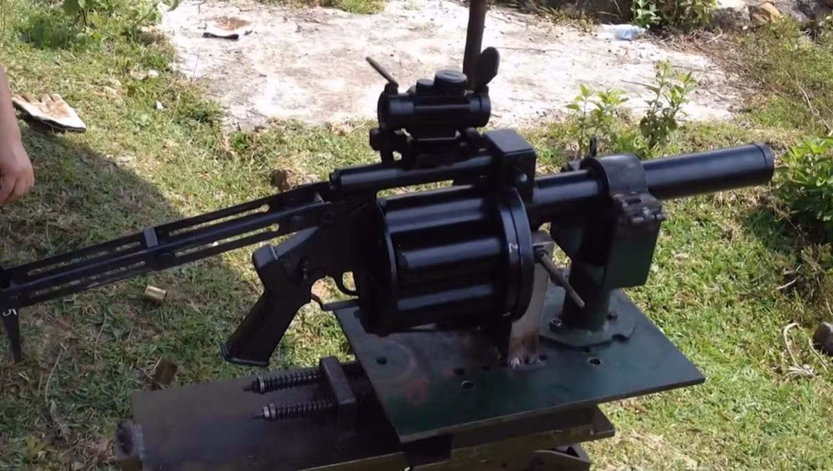 Súng sử dụng cơ chế bắn bán tự động với một ổ xoay có thể nạp một lần 6 đạn lựu cỡ 40x46mm chuẩn NATO đồng bộ với M-79VN, ngoài ra còn được trang bị ray Picatinny để có thể gắn kính ngắm quang học, nâng cao đáng kể khả năng tác xạ chính xác mục tiêu của súng. Tại các cuộc bắn thử nghiệm cấp Bộ Quốc phòng, SPL-6 đều cho kết quả cực tốt và đang được Việt Nam hướng tới cả thị trường xuất khẩu. Ảnh: Súng phóng lựu SPL-6 với kính ngắm quang học.