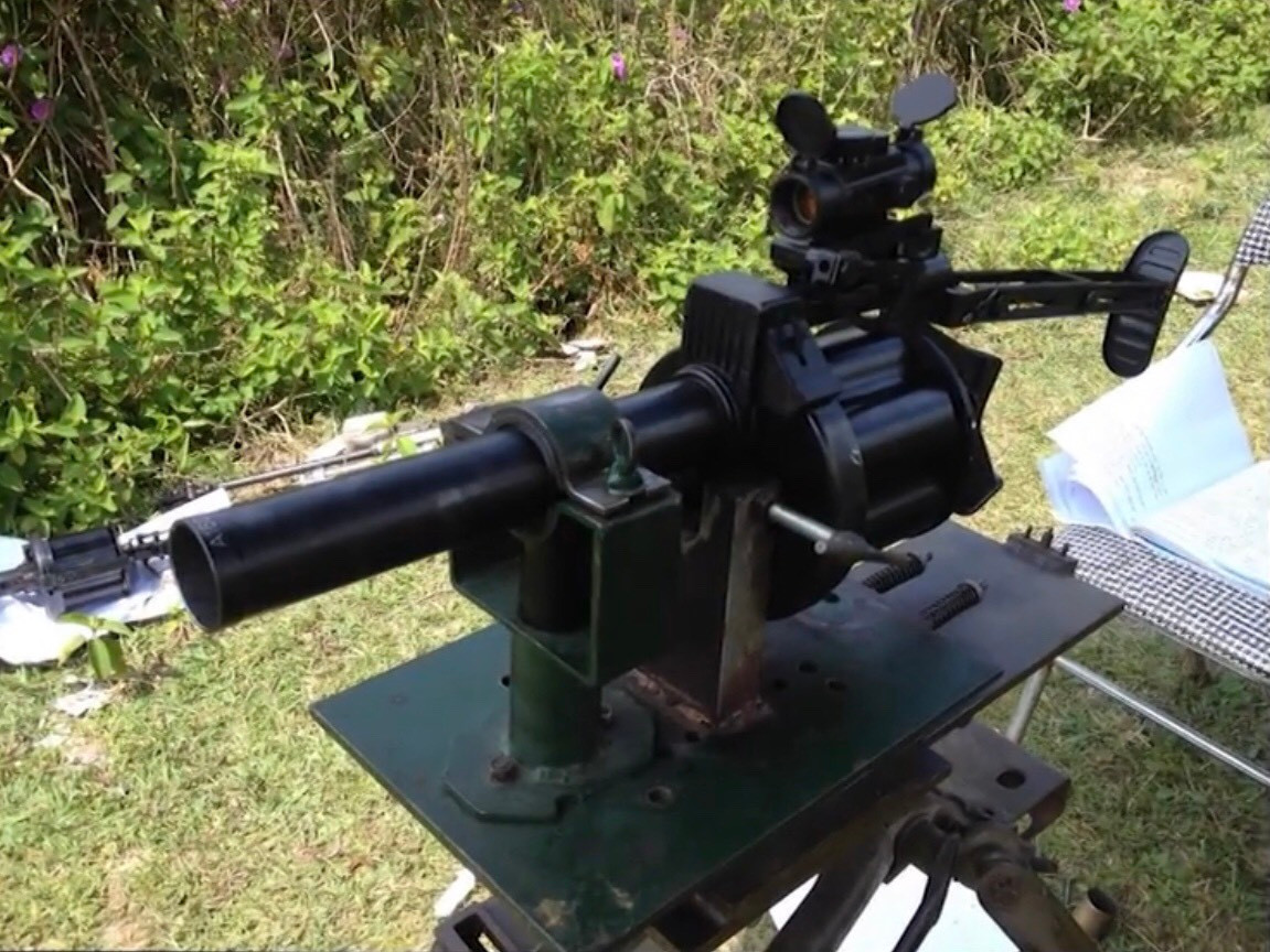 Ngoài ra, dựa trên công nghệ sản xuất M-79VN và các tài liệu từ nước ngoài, cùng với sự phối hợp của Viện vũ khí, nhà máy Z-125 cũng cho sản xuất số lượng súng phóng lựu ổ xoay SPL-6 (Súng phóng lựu - 6) có sức mạnh vượt trội M-79VN, hướng tới tương lai thay thế loại súng phóng lựu đã có thời gian dài hoạt động trong quân đội ta. Ảnh: Súng phóng lựu SPL-6 do nhà máy Z-125 chế tạo.