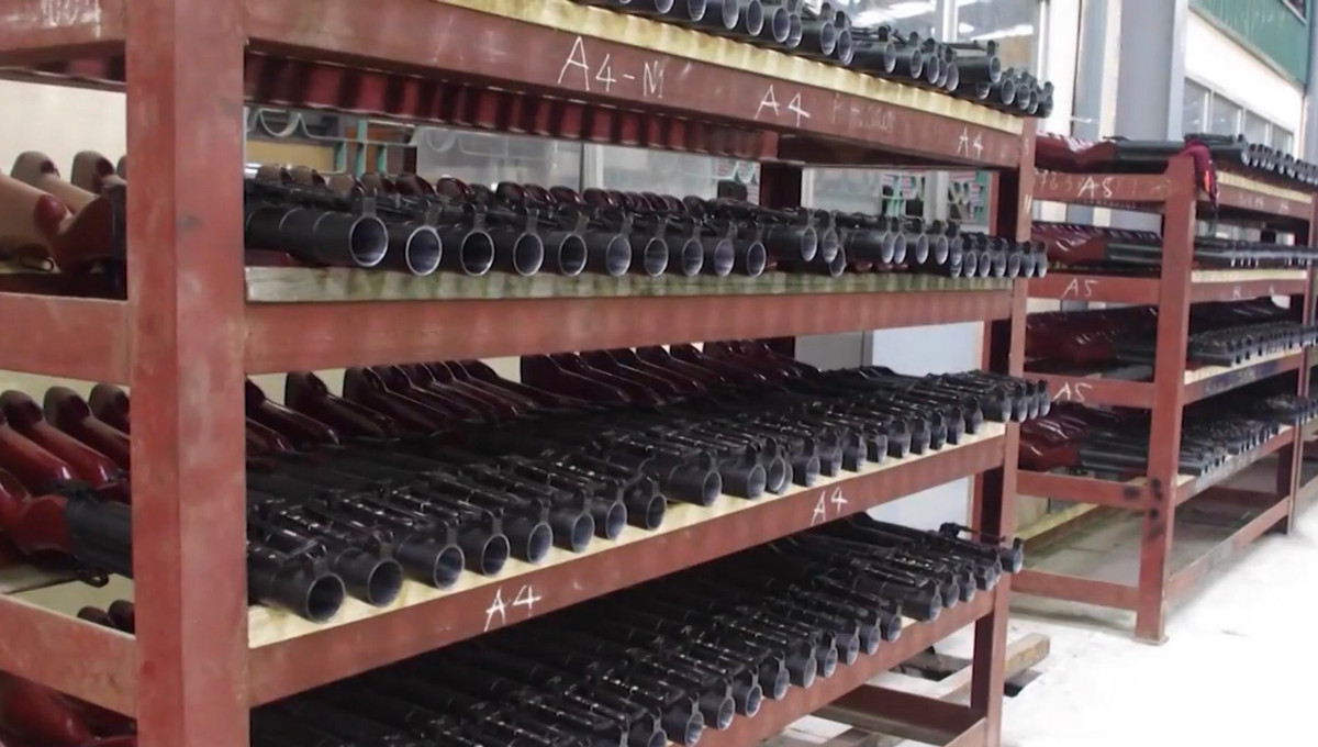 Súng phóng lựu M-79 sử dụng đạn lựu cỡ 40x46mm chuẩn NATO, nặng 2.7kg, dài 731mm (trong đó nòng dài 357mm), có thể sử dụng nhiều loại đạn như đạn nổ phá mảnh, đạn xuyên lõm, đạn hơi cay, đạn chiếu sáng, đạn khói,... và có tốc độ bắn khoảng 6 phát/phút, tầm bắn 400m trở xuống. Đây là tầm bắn dưới tầm đạn cối, là một bổ sung hiệu quả cho loại hoả lực bắn cầu vồng trên chiến trường. Ảnh: Hàng loạt súng phóng lựu M-79VN do nhà máy Z-125 chế tạo.