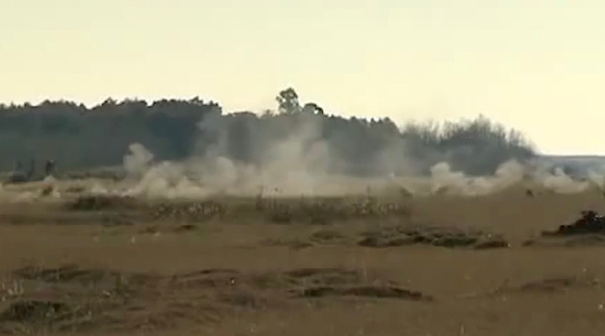 AGS-17VN sử dụng đạn lựu 30mm chuẩn Liên Xô, khối lượng 31kg, tốc độ bắn cực nhanh 400 phát/phút, sơ tốc đầu nòng 185m/s, tầm bắn hiệu quả từ 1.700m trở xuống, trang bị hộp tiếp đạn 30 viên. Súng đã được thử nghiệm tại các buổi bắn cấp Bộ Quốc phòng và đạt thành tích xuất sắc. Ảnh: Mật độ sát thương ghê gớm của một khẩu AGS-17VN tạo ra.