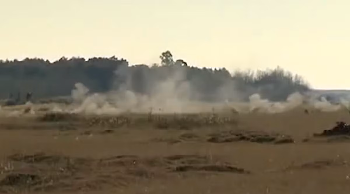 AGS-17VN sử dụng đạn lựu 30mm chuẩn Liên Xô, khối lượng 31kg, tốc độ bắn cực nhanh 400 phát/phút, sơ tốc đầu nòng 185m/s, tầm bắn hiệu quả từ 1.700m trở xuống, trang bị hộp tiếp đạn 30 viên. Súng đã được thử nghiệm tại các buổi bắn cấp Bộ Quốc phòng và đạt thành tích xuất sắc. Ảnh: Mật độ sát thương ghê gớm của một khẩu AGS-17VN tạo ra.