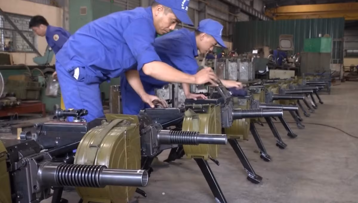 Bên cạnh các loại súng phóng lựu cầm tay, nhà máy Z-125 cũng đã chế tạo cả loại súng phóng lựu liên thanh AGS-17VN có sức sát thương cực kỳ ghê gớm, là vũ khí tiêu diệt bộ binh đối phương vô cùng hiệu quả, chế áp chiến thuật tấn công biển người. Súng được nhà máy phối hợp cùng Viện vũ khí sản xuất nguyên mẫu thành công từ năm 1999 và đến nay đã đưa vào loạt đại trà. Ảnh: Súng phóng lựu liên thanh AGS-17 do nhà máy Z-125 chế tạo.