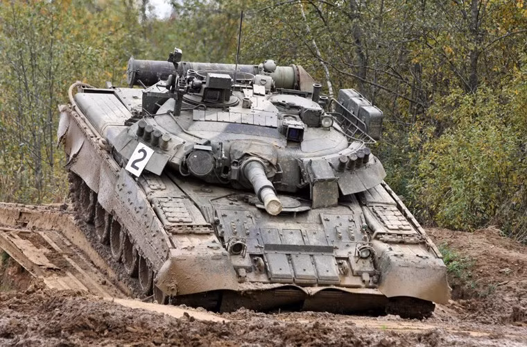 Những chiếc T-80 có tính năng tổng thể cao hơn nhiều, so với những chiếc T-72 hiện là xương sống của các đơn vị xe tăng của láng giềng Ấn Độ khi đó. Mặc dù số T-80 của Pakistan chưa thể tạo được thế áp cân bằng với số lượng xe tăng T-72 của Ấn Độ, nhưng đó là sự bổ sung có “chất lượng” từ “di sản” của Liên Xô. Ảnh: Xe tăng T-80 của Liên Xô - Nguồn: Wikipedia.