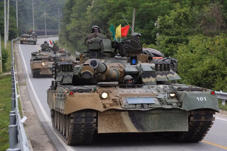 Không chỉ Pakistan có được “quốc bảo” của Liên Xô khi thể chế này tan rã vào năm 1991, Triều Tiên đã mua lại xe tăng T-80 từ Belarus và Hàn Quốc mua từ Nga; Anh và Trung Quốc cũng được cho là đã mua T-80 với số lượng hạn chế, để nghiên cứu thiết kế để cải tiến các loại xe tăng nội địa của họ. Ảnh: Xe tăng T-80 của Hàn Quốc - Nguồn: Wikipedia.