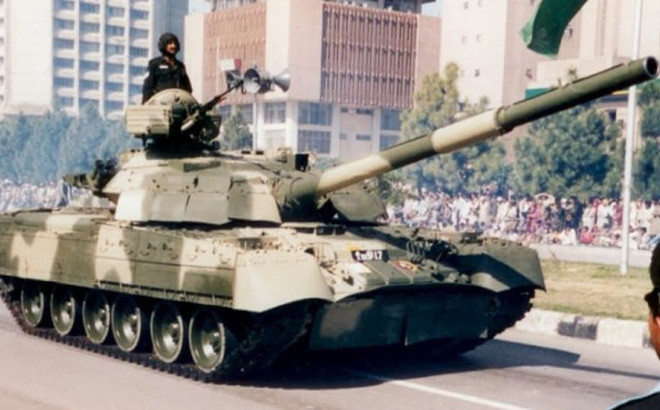 Nhưng điều ít được biết đến là Pakistan đã sở hữu loại xe tăng có tính năng kỹ chiến thuật tốt nhất từ đối thủ lâu đời là Liên Xô, đó là xe tăng chiến đấu chủ lực T-80; hiện loại xe tăng này được trang bị cho những đơn vị tinh nhuệ, trong các đơn vị tăng - thiết giáp của quân đội Pakistan. Xe tăng T-80 của Pakistan – Nguồn: Military Watchmagazine