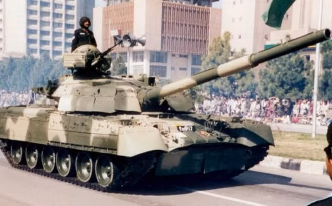 Nhưng điều ít được biết đến là Pakistan đã sở hữu loại xe tăng có tính năng kỹ chiến thuật tốt nhất từ đối thủ lâu đời là Liên Xô, đó là xe tăng chiến đấu chủ lực T-80; hiện loại xe tăng này được trang bị cho những đơn vị tinh nhuệ, trong các đơn vị tăng - thiết giáp của quân đội Pakistan. Xe tăng T-80 của Pakistan – Nguồn: Military Watchmagazine