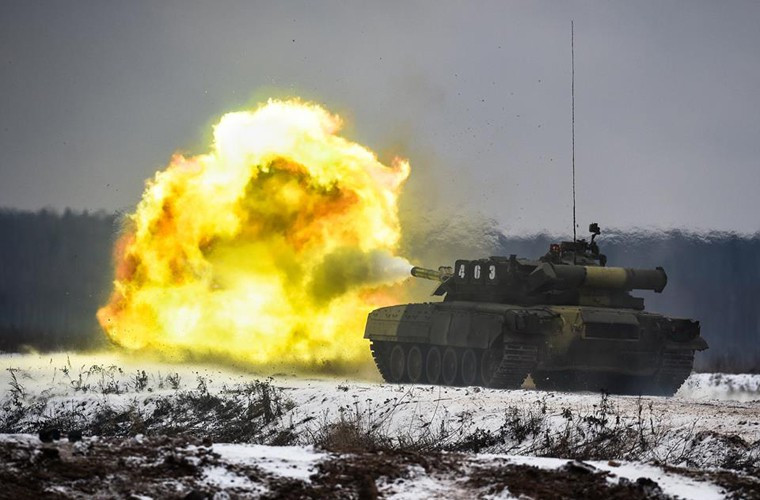 Sau khi Liên Xô sụp đổ, Pakistan đã ngay lập tức mua loại xe tăng hiện đại nhất của Liên Xô là T-80 để trang bị cho lực lượng lục quân. Quốc gia bán xe tăng T-80 cho Pakistan chính là Ukraine, nước được thừa hưởng số xe tăng T-80 lớn thứ hai (chỉ sau Nga). Ảnh: Xe tăng T-80 của Liên Xô - Nguồn: Wikipedia.