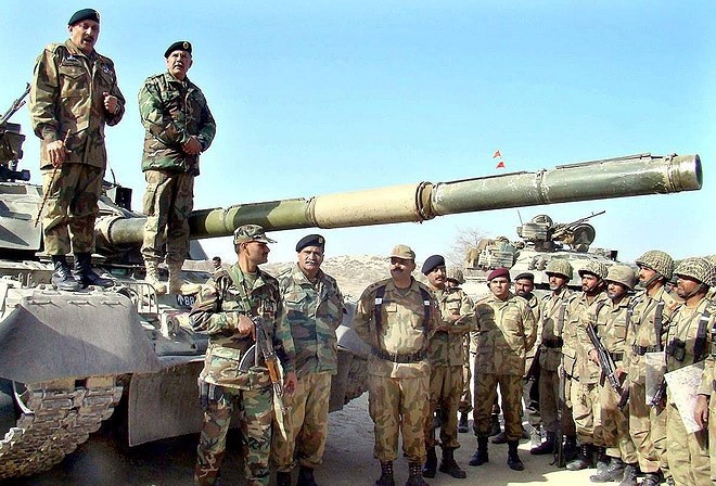 Theo thông tin rò rỉ, đã có hai hợp đồng đã ký, theo đó Ukraine sẽ cung cấp 88 xe tăng và khởi động dự án thử nghiệm đại tu một lô ban đầu gồm 5 chiếc T-80UD MBT của quân đội Pakistan, tùy thuộc vào sự hài lòng của Islamabad đối với công việc nâng cấp trong 5 chiếc đầu tiên để dự án có tiếp tục nữa hay không. Ảnh: Xe tăng T-80UD của Pakistan - Nguồn: Wikipedia.