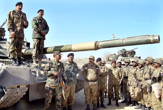 Theo thông tin rò rỉ, đã có hai hợp đồng đã ký, theo đó Ukraine sẽ cung cấp 88 xe tăng và khởi động dự án thử nghiệm đại tu một lô ban đầu gồm 5 chiếc T-80UD MBT của quân đội Pakistan, tùy thuộc vào sự hài lòng của Islamabad đối với công việc nâng cấp trong 5 chiếc đầu tiên để dự án có tiếp tục nữa hay không. Ảnh: Xe tăng T-80UD của Pakistan - Nguồn: Wikipedia.