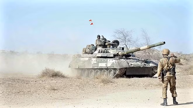 Theo Diplomat, Ukraine và Pakistan đã thực hiện một thỏa thuận song phương về việc nâng cấp xe tăng T-80UD của Pakistan; Hãng thông tấn Interfax Ukraine tiết lộ, đại diện của nhà thầu quốc phòng 2 nước đã gặp gỡ nhau tại Triển lãm Quốc phòng Quốc tế (IDEX) năm 2017 ở Abu Dhabi và ký kết một số thỏa thuận. Ảnh: Xe tăng T-80UD của Pakistan - Nguồn: Wikipedia.