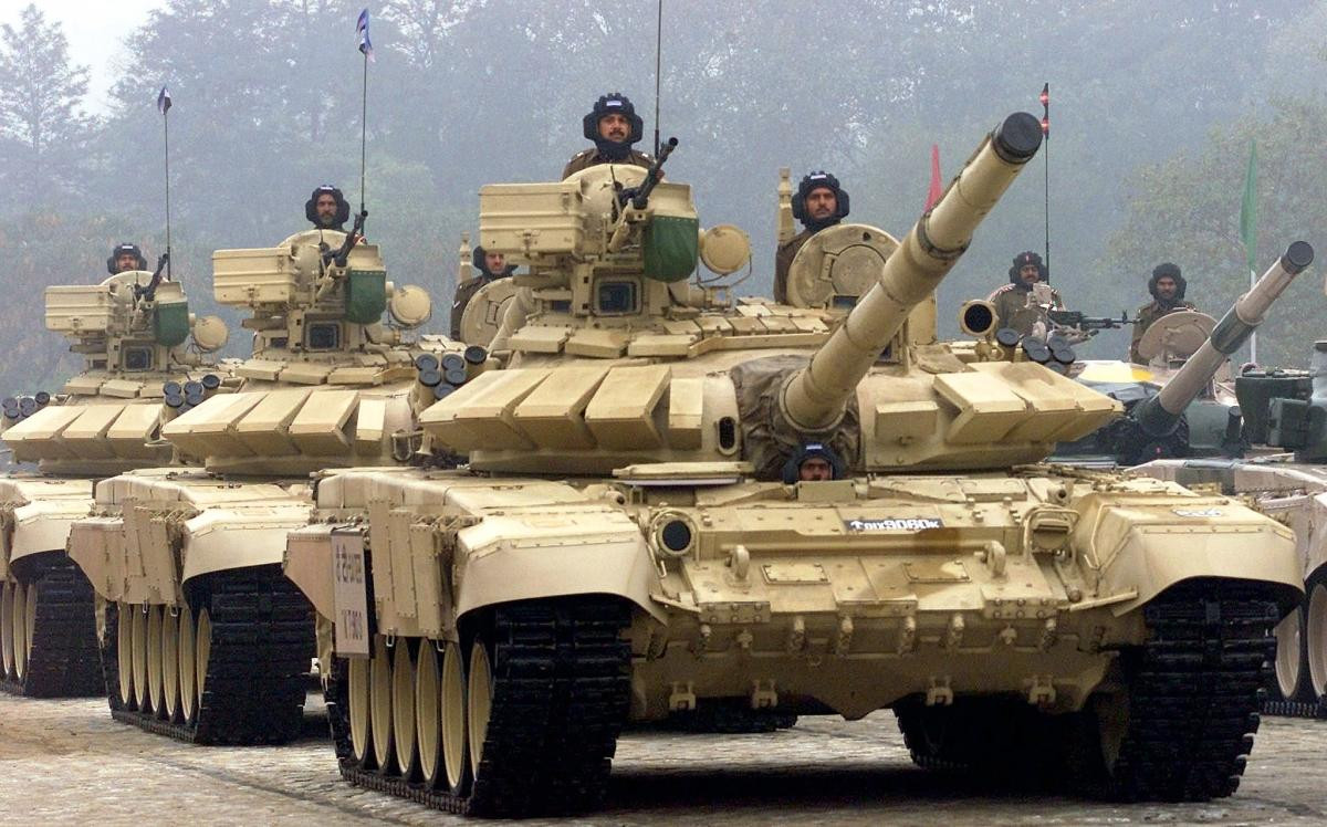 Xe tăng T-80 của Pakistan khi mới được trang bị vượt xa các tính năng loại T-72 của “đại kình địch” Ấn Độ, nhưng ngày càng bị coi là lạc hậu khi so sánh với loại T-90MS mới hơn của Ấn Độ, vốn tích hợp các công nghệ đi trước vài thập kỷ. Do vậy yêu cầu đặt ra là Pakistan phải nâng cấp số T-80 của họ lên chuẩn T-80BVM mới nhất. Ảnh: Xe tăng T-90MS của Ấn Độ - Nguồn: PTI
