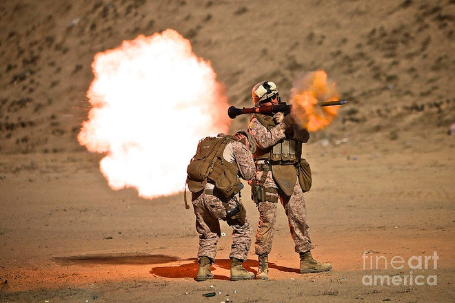 Không chỉ Nga, các công ty nước ngoài cũng đã cố gắng phát triển các loại đạn của riêng họ cho RPG-7. Công ty Airtronic của Mỹ sản xuất đạn nổ lõm SR-H1 có cỡ 93 mm, khối lượng 3,82 kg, có khả năng xuyên được 500 mm giáp. Ảnh: Lính Mỹ sử dụng súng RPG-7 – Nguồn: Fineart.