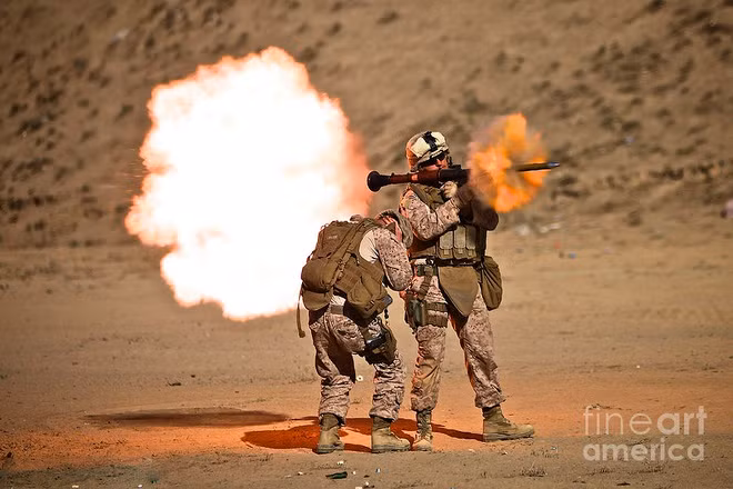 Không chỉ Nga, các công ty nước ngoài cũng đã cố gắng phát triển các loại đạn của riêng họ cho RPG-7. Công ty Airtronic của Mỹ sản xuất đạn nổ lõm SR-H1 có cỡ 93 mm, khối lượng 3,82 kg, có khả năng xuyên được 500 mm giáp. Ảnh: Lính Mỹ sử dụng súng RPG-7 – Nguồn: Fineart.