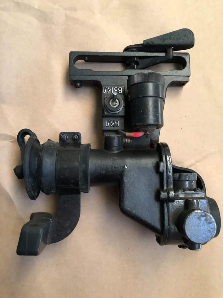 Một chi tiết cũng được quan tâm cải tiến đó là hệ thống kính ngắm quang học của súng, giúp nâng cao mức chính xác; đồng thời kính ngắm mới phù hợp với những loại đạn mới, giúp xạ thủ nhanh chóng khóa mục tiêu và khai hỏa. Ảnh: Kính ngắm thế hệ đầu tiên PGO-7 - Nguồn: Wkipedia.