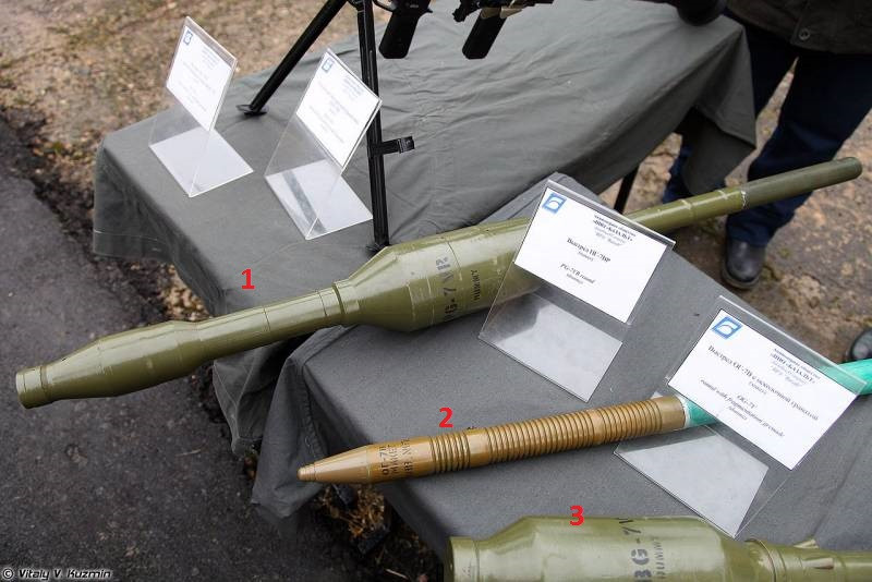 Khi mới ra đời năm 1961, RPG-7 sử dụng đạn lõm đường kính 85 mm PG-7V với khối lượng 2,2 kg, xuyên được 260 mm thép. Vào cuối những năm 1960, đạn PG-7VM đã được chế tạo với ngòi nổ cải tiến, đường kính đạn giảm xuống còn 70 mm, nhưng có khả năng xuyên thép tới 300 mm. Ảnh: Các loại đạn cải tiến dùng cho súng RPG-7: 1/ Đạn Tandem chống tăng; 2; Đạn nổ phá phân mảnh; 3/ Đạn nhiệt áp