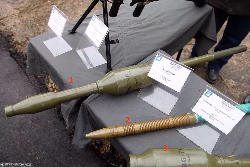 Khi mới ra đời năm 1961, RPG-7 sử dụng đạn lõm đường kính 85 mm PG-7V với khối lượng 2,2 kg, xuyên được 260 mm thép. Vào cuối những năm 1960, đạn PG-7VM đã được chế tạo với ngòi nổ cải tiến, đường kính đạn giảm xuống còn 70 mm, nhưng có khả năng xuyên thép tới 300 mm. Ảnh: Các loại đạn cải tiến dùng cho súng RPG-7: 1/ Đạn Tandem chống tăng; 2; Đạn nổ phá phân mảnh; 3/ Đạn nhiệt áp