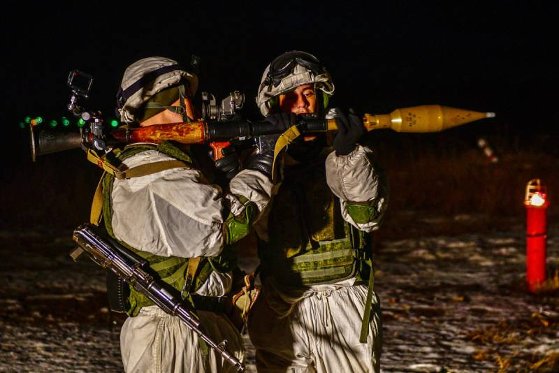 Kính ngắm "thông minh" PD-7 được trang bị hệ thống ngắm quang điện tử với kênh ngày và máy đo xa laser (kênh ban đêm được cung cấp kèm theo phụ kiện riêng), cùng một bộ cảm biến thời tiết và máy tính đường đạn. Có thông tin cho biết, PD-7 có khả năng tính toán chính xác dữ liệu của mục tiêu và cung cấp hỏa lực hiệu quả hơn với tất cả các phát bắn tương thích. Ảnh: Binh lính Nga sử dụng kính ngắm ban đêm của PRG-7 – Nguồn: Bộ Quốc phòng Nga