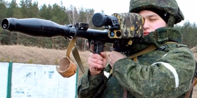 Các quốc gia khác ngoài nước Nga cũng nỗ lực cải tiến thiết bị ngắm của súng RPG-7. Vào năm 2017, Trung tâm Nghiên cứu Khoa học và Thiết kế Belarus đã trình làng súng phóng lựu Ovod-R; đó là một khẩu súng phóng lựu PRG-7 thông thường, nhưng được trang bị kính ngắm "thông minh" PD-7. Ảnh: PRG-7 của Belarus với ống ngắm PD-7. Nguồn: Naviny.by