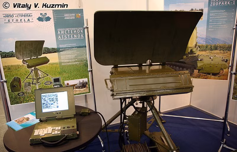 Việc pháo binh sử dụng UAV trong trinh sát, phát hiện, chỉ thị mục tiêu và sửa bắn cho pháo binh là bước tiến lớn; đồng thời giảm thiểu sự nguy hiểm đối với những phân đội trinh sát luồn sâu vào đất của đối phương; nhất là với pháo phản lực có tầm bắn đến hàng trăm km. Ảnh: Tổ hợp trinh sát pháo binh xách tay Aistenok - Nguồn: Wikipedia.