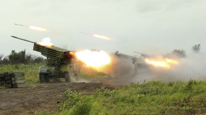 Thay vì chỉ sử dụng đạn nổ phá thông thường như của BM-21 trước kia, Tornado-G sử dụng 2 loại đạn, đó là đạn nổ phá mảnh cỡ 122mm 9M538, 9M539 và đạn mẹ-con chuyên chống tăng (chứa tới 70 đầu đạn nhỏ) 9M541. Ảnh: PPL Tornado-G - Nguồn: Wikipedia.