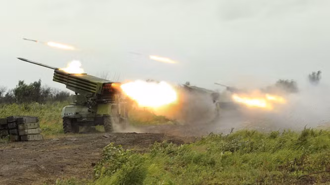 Thay vì chỉ sử dụng đạn nổ phá thông thường như của BM-21 trước kia, Tornado-G sử dụng 2 loại đạn, đó là đạn nổ phá mảnh cỡ 122mm 9M538, 9M539 và đạn mẹ-con chuyên chống tăng (chứa tới 70 đầu đạn nhỏ) 9M541. Ảnh: PPL Tornado-G - Nguồn: Wikipedia.