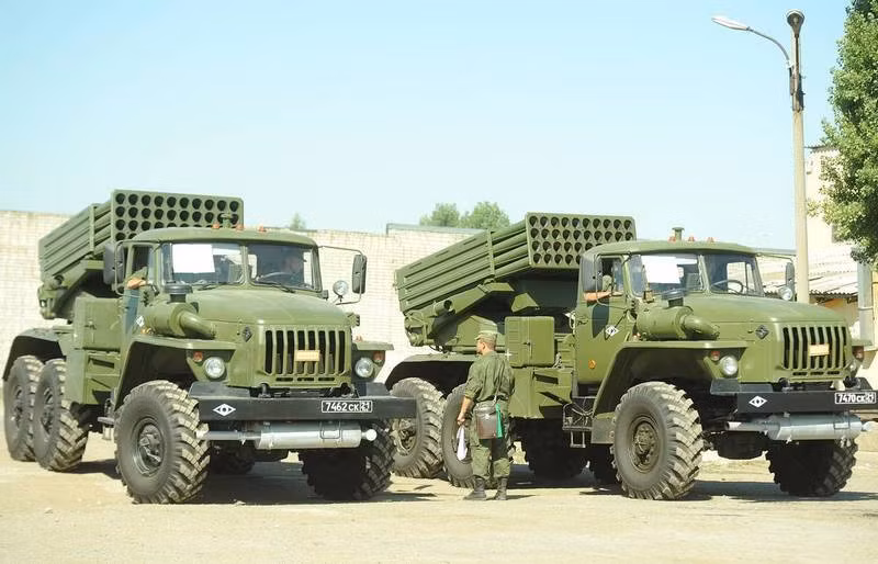 Nga là quốc gia thừa kế Liên Xô trước kia, luôn là nước đi đầu trong việc thiết kế và sản xuất nhiều hệ thống pháo phản lực phóng loạt. Nhưng yêu cầu của các chỉ huy chiến trường Nga không như trước kia, họ cần những loại pháo phản lực có mức độ chính xác cao, chứ không phải là loại pháo phản lực hủy diệt cả khu vực mục tiêu. Ảnh: PPL Tornado-G - Nguồn: Wikipedia.