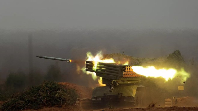 Tuy nhiên bên cạnh những ưu điểm của PPL BM-21 như tầm bắn, tốc độ bắn, nhưng PPL BM-21 cũng có những điểm yếu rất khó có thể khắc phục; trước hết đó là độ chính xác thấp, PPL BM-21 không thể dùng bắn những mục tiêu có kích thước nhỏ mà chỉ để bắn vào những mục tiêu có diện tích lớn. Ảnh: PPL BM-21 Grad - Nguồn: Wikipedia.