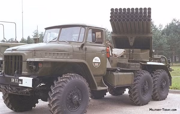 Việc hiện đại hóa các hệ thống pháo phản lực BM-21 thường tập trung vào cải tiến hệ thống khung gầm xe vận chuyển, đạn dược và hệ thống điều khiển hỏa lực. Nhưng nhìn chung, hệ thống cơ bản không thay đổi, vẫn bền bỉ với thời gian và có khả năng sẵn sàng chiến đấu rất cao. Ảnh: PPL BM-21 Grad - Nguồn: Wikipedia.