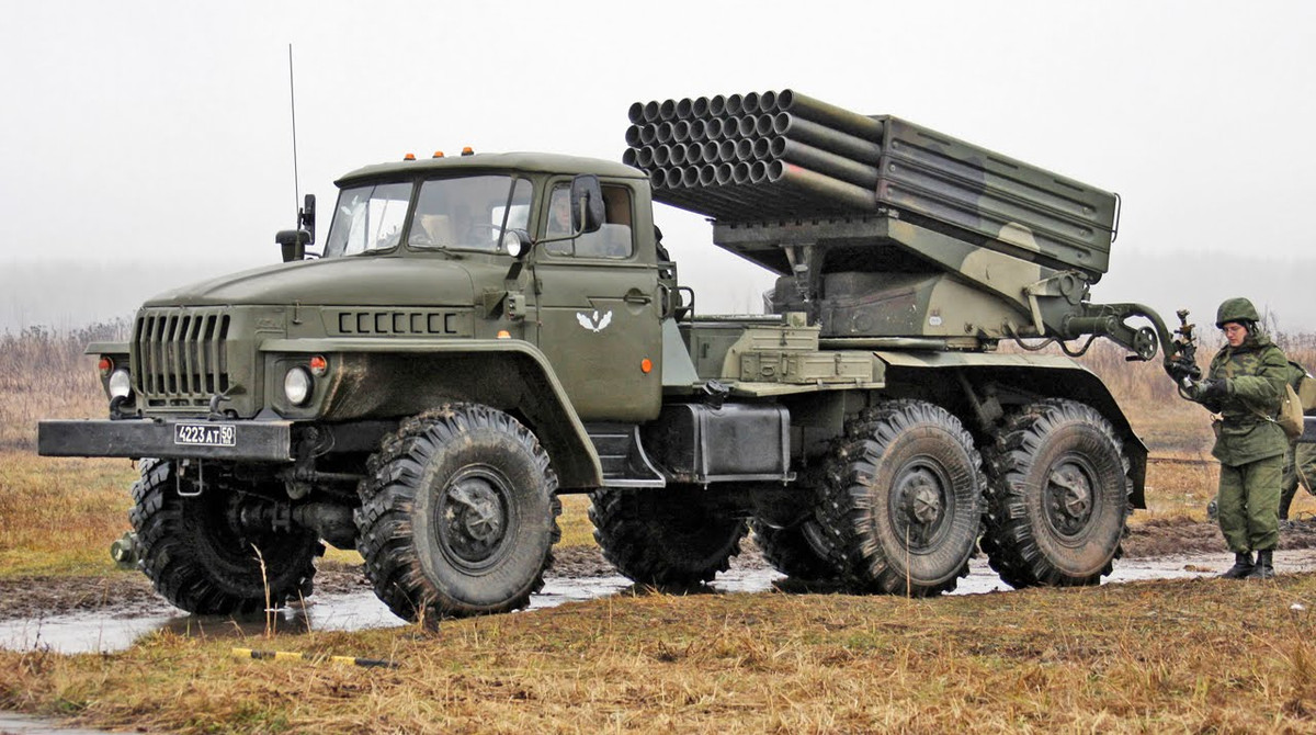 Pháo phản lực BM-21 được Liên Xô phát triển và đưa vào biên chế năm 1963, tức là đã gần 60 năm, nhưng hiện nay nó vẫn có trong biên chế của quân đội khoảng 40 quốc gia; còn nữa, BM-21 là loại PPL được sản xuất sao chép (có phép và không phép), hoặc được nâng cấp, cải tiến bởi rất nhiều quốc gia khác. Ảnh: PPL BM-21 Grad - Nguồn: Wikipedia.