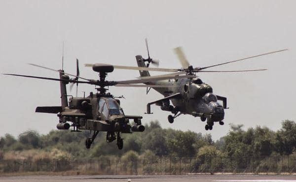 Không quân Indonesia cũng có sự kết hợp không kém khi họ dùng song song hai loại trực thăng chiến đấu hạng nặng là AH-64E và Mil Mi-35P. Cả hai đều là những đại diện ưu tố nhất của những công nghệ Nga và Mỹ, không nhiều nước trên thế giới có thể vận hành cùng lúc nhiều hệ vũ khí như thế này. Ảnh: AH-64 của Không quân Mỹ và Mi-35P của Không quân Indonesia trong một cuộc diễn tập chung. Indonesia cũng sử dụng loại AH-64 tương tự.