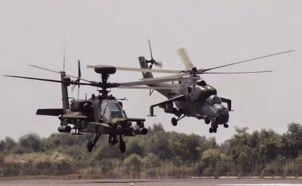 Không quân Indonesia cũng có sự kết hợp không kém khi họ dùng song song hai loại trực thăng chiến đấu hạng nặng là AH-64E và Mil Mi-35P. Cả hai đều là những đại diện ưu tố nhất của những công nghệ Nga và Mỹ, không nhiều nước trên thế giới có thể vận hành cùng lúc nhiều hệ vũ khí như thế này. Ảnh: AH-64 của Không quân Mỹ và Mi-35P của Không quân Indonesia trong một cuộc diễn tập chung. Indonesia cũng sử dụng loại AH-64 tương tự.