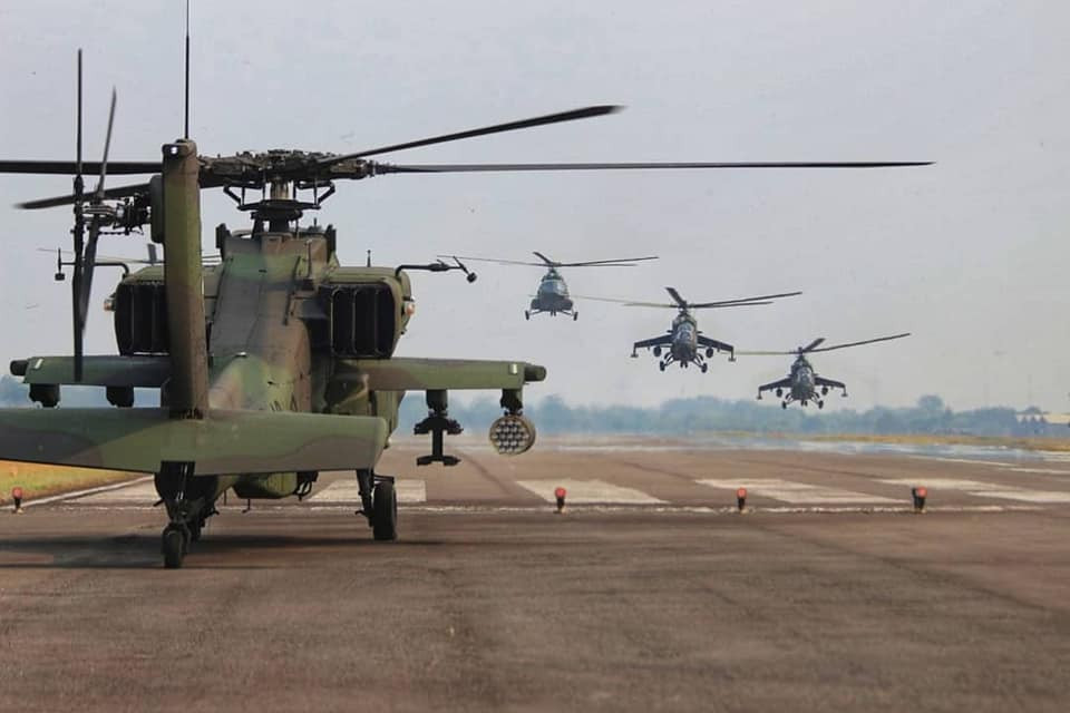 Có thể thấy rằng, việc Indonesia sử dụng cả hệ vũ khí Nga Xô và phương Tây cho họ có một sự đa dạng hóa về nguồn cung vũ khí cao, không bị phụ thuộc vào bất cứ bạn hàng nào và có nhiều lựa chọn. Tuy vậy, đây cũng là thách thức cực kỳ lớn cho ngành hậu cần kỹ thuật mới có thể đảm bảo hoạt động tốt cho nhiều loại khí tài với những công nghệ khác biệt hoàn toàn. Ảnh: Trực thăng AH-64E, Mi-35P và Mi-17V5 của Indonesia phối hợp tác chiến.