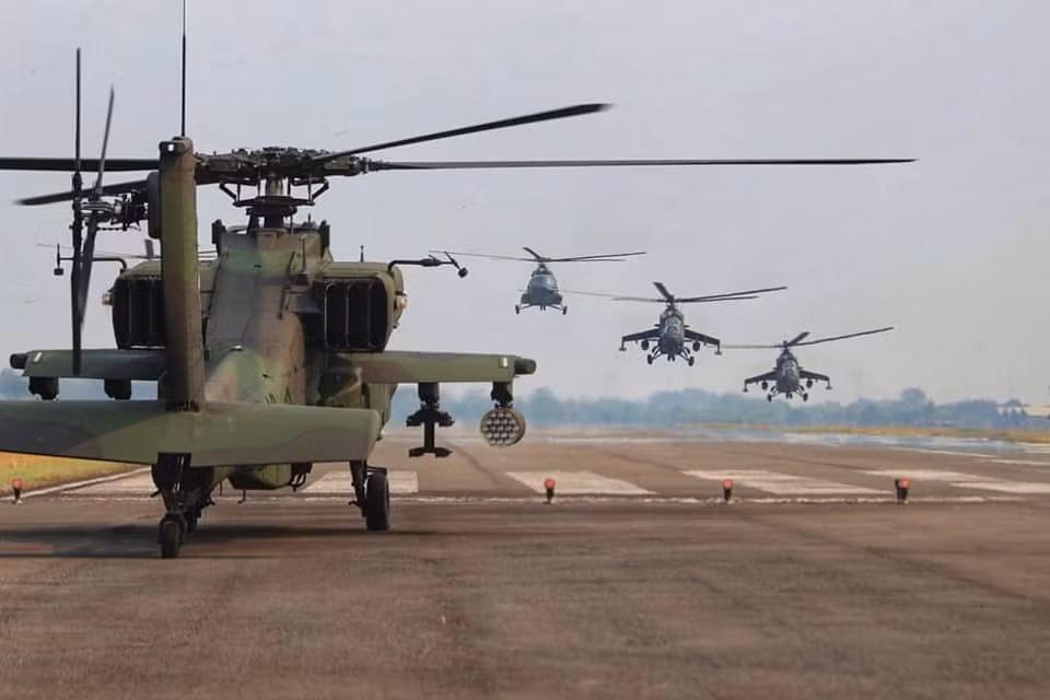 Có thể thấy rằng, việc Indonesia sử dụng cả hệ vũ khí Nga Xô và phương Tây cho họ có một sự đa dạng hóa về nguồn cung vũ khí cao, không bị phụ thuộc vào bất cứ bạn hàng nào và có nhiều lựa chọn. Tuy vậy, đây cũng là thách thức cực kỳ lớn cho ngành hậu cần kỹ thuật mới có thể đảm bảo hoạt động tốt cho nhiều loại khí tài với những công nghệ khác biệt hoàn toàn. Ảnh: Trực thăng AH-64E, Mi-35P và Mi-17V5 của Indonesia phối hợp tác chiến.