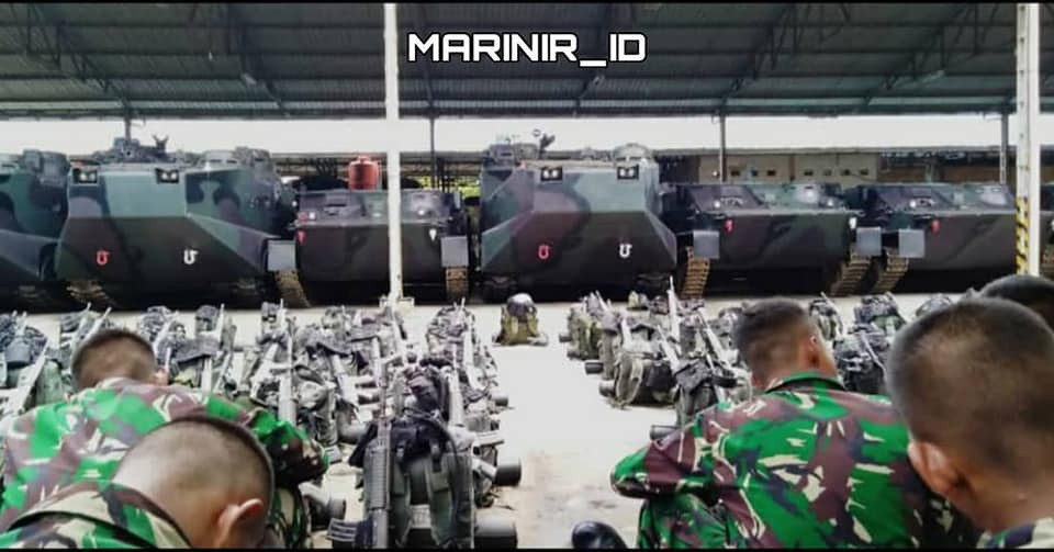 Một sự kết hợp thú vị khác trong Thủy quân lục chiến Indonesia là xe thiết giáp đổ bộ lưỡng cư LVT-7 do Mỹ chế tạo và xe bọc thép BTR-50 sản xuất từ thời Liên Xô. Indonesia cũng là một trong số ít những Quân đội hiện nay còn vận hành xe bọc thép bánh xích BTR-50 được phát triển và sử dụng từ những năm 1950 dựa trên khung gầm xe tăng lội nước hạng nhẹ PT-76. Ảnh: Một nhà chứa của đơn vị xe thiết giáp Thủy quân lục chiến Indonesia với LVT-7 và BTR-50 xếp cạnh nhau.